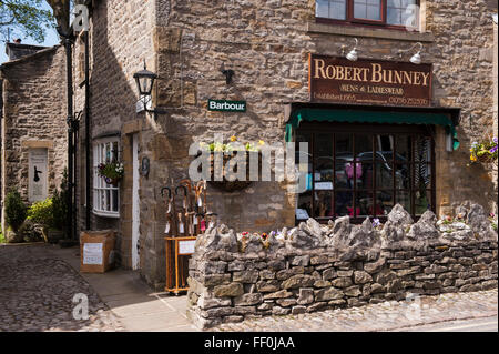La parte esterna di un attraente, tradizionale, costruita in pietra, indipendente e negozio di abbigliamento su Main Street, Grassington, North Yorkshire, Inghilterra, Regno Unito. Foto Stock