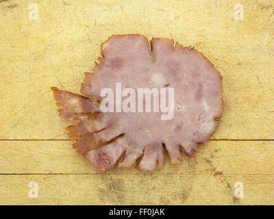 La fine di deli turchia prosciutto su un vecchio usurato e colorate tagliere. Foto Stock