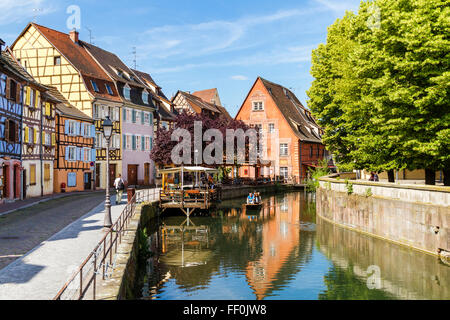 I turisti in un piccolo tour in barca lungo il fiume Lauch La Petite Venise o piccola Venezia, distretto, Città Vecchia, Colmar, Alsazia, Foto Stock