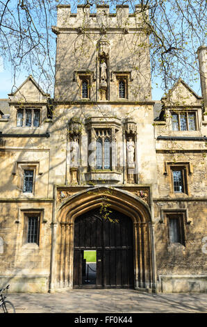 L'ingresso alla St John's College di St Giles, Oxford, Oxfordshire, Inghilterra, Regno Unito. Foto Stock