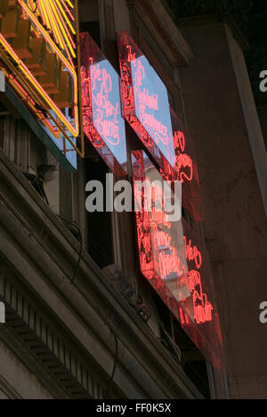 Dettaglio del neon di arte di installazione "Noi amiamo la vita reale della Scozia' da Ross Sinclair presso la Galleria di Arte Moderna di Glasgow, Scozia Foto Stock
