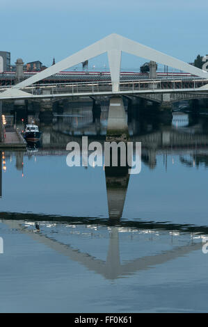 Attraversamento Tradeston al crepuscolo, bassa marea, Glasgow Foto Stock