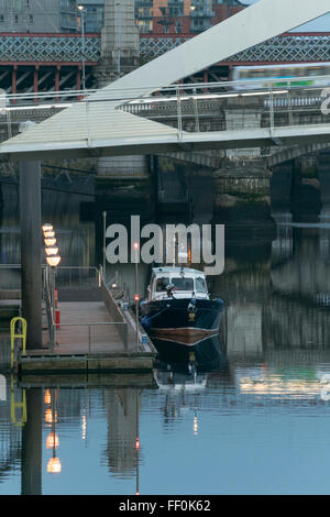 Pontile Ormeggi a Tradeston attraversando al crepuscolo, bassa marea, Glasgow Foto Stock