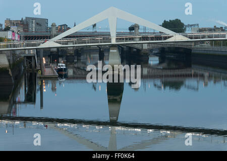 Attraversamento Tradeston al crepuscolo, bassa marea, Glasgow Foto Stock