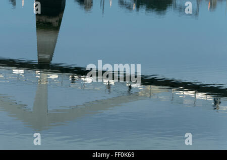 La riflessione di Tradeston traversata nel fiume Clyde, al tramonto, bassa marea, Glasgow Foto Stock