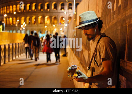 Chitarrista rock al Colosseo a Roma, Italia Foto Stock