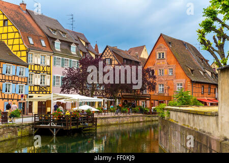 Colorate le case con la struttura in legno alla Petite Venise / Little Venice, Colmar, Francia Foto Stock