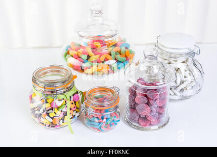 Variery di caramelle colorate su sfondo bianco. Foto Stock