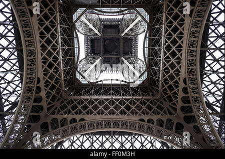 Torre Eiffel, visto dal di sotto, Parigi, Ile-de-France, Francia Foto Stock