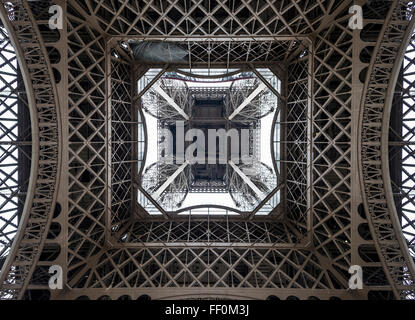 Torre Eiffel, visto dal di sotto, Parigi, Ile-de-France, Francia Foto Stock