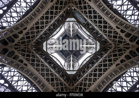 Torre Eiffel, visto dal di sotto, Parigi, Ile-de-France, Francia Foto Stock