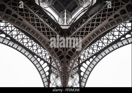 Torre Eiffel, visto dal di sotto, Parigi, Ile-de-France, Francia Foto Stock