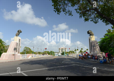 Persone in attesa sotto l'ombra per la sfilata di carnevale per avviare in Ponce, Puerto Rico. Territorio statunitense. Febbraio 2016 Foto Stock