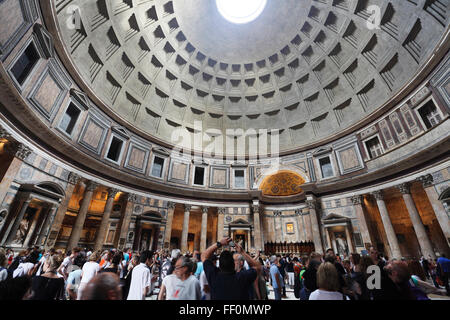 Il Pantheon in Piazza della Rotonda, Roma, Italia Foto Stock