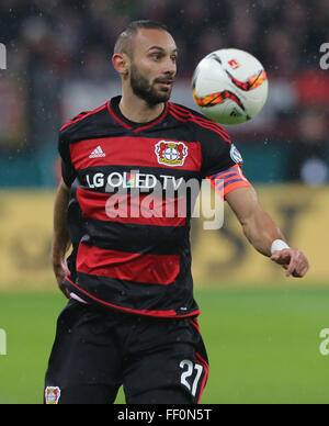 Leverkusen, Germania. Il 9 febbraio, 2016. Calcio, calcio tedesco Coppa, ultimi otto, Leverkusen, 9 febbraio 2016, Bayer 04 Leverkusen - SV Werder Bremen: Oemer Toprak (Leverkusen) controlla la sfera. Credito: Juergen schwarz/Alamy Live News Foto Stock