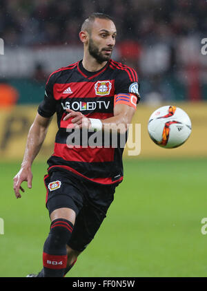 Leverkusen, Germania. Il 9 febbraio, 2016. Calcio, calcio tedesco Coppa, ultimi otto, Leverkusen, 9 febbraio 2016, Bayer 04 Leverkusen - SV Werder Bremen: Oemer Toprak (Leverkusen) controlla la sfera. Credito: Juergen schwarz/Alamy Live News Foto Stock