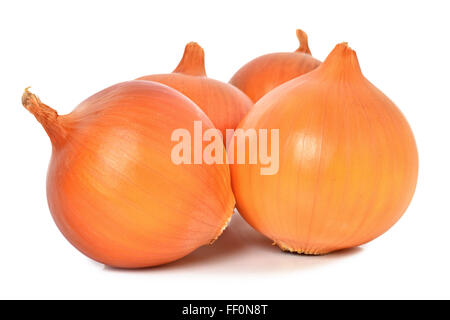 Cumulo di cipolle isolati su sfondo bianco Foto Stock