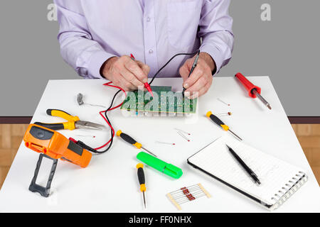 Prova di lavoro di riparazione sulla scheda elettronica a circuito stampato  Foto stock - Alamy