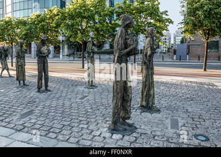 Parte del 'fame' monumento di scultura da Rowan Gillespie, su Custom House Quay a Dublino, ricordando emigranti irlandesi. Foto Stock