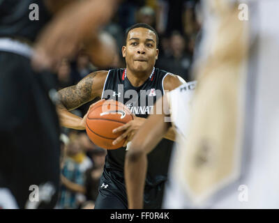 Orlando, FL, Stati Uniti d'America. Il 9 febbraio, 2016. Cincinnati guard Troy Caupain (10) cerca di passare la palla durante la prima metà del NCAA Mens basketball azione di gioco tra i Cincinnati Bearcats e la UCF Cavalieri a CFE Arena di Orlando, Fl. Romeo T Guzman/CSM/Alamy Live News Foto Stock