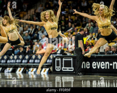 Orlando, FL, Stati Uniti d'America. Il 9 febbraio, 2016. UCF dance team KnightMoves eseguire durante un tempo TV out nella prima metà del NCAA Mens basketball azione di gioco tra i Cincinnati Bearcats e la UCF Cavalieri a CFE Arena di Orlando, Fl. Romeo T Guzman/CSM/Alamy Live News Foto Stock