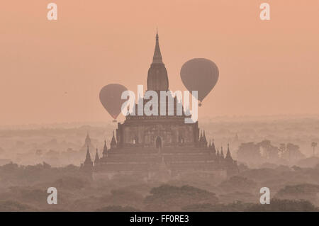 Palloncini per volare sopra i templi di Bagan, Myanmar presso sunrise Foto Stock