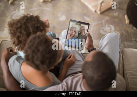 Video di famiglia in chat con tavoletta digitale Foto Stock