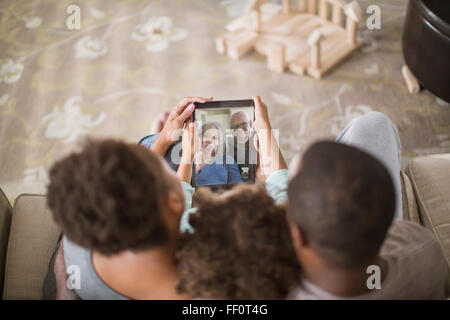 Video di famiglia in chat con tavoletta digitale Foto Stock