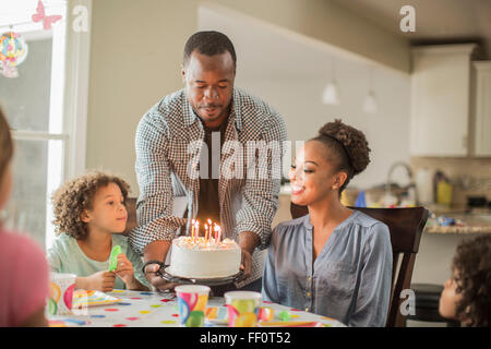 Ragazza ammirando la torta di compleanno a parte Foto Stock