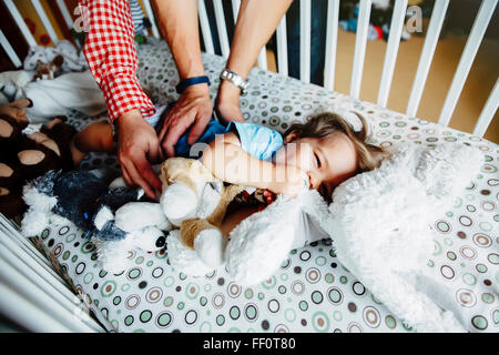 Gay padri solletico figlio bambino nel presepe Foto Stock