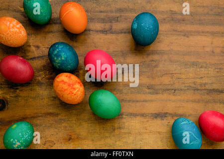 Tinte variopinte uova di pasqua su una superficie di legno. Foto Stock