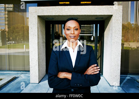 Imprenditrice nero in piedi all'aperto Foto Stock