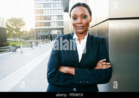 Imprenditrice nero sorridente all'aperto Foto Stock