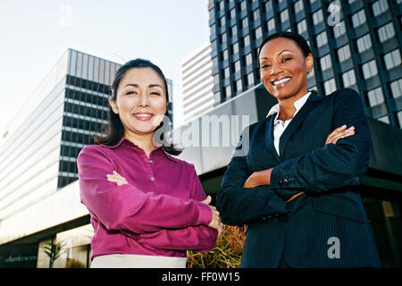 Imprenditrici sorridente all'aperto Foto Stock