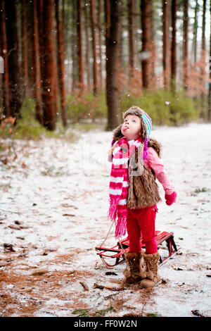 Ragazza caucasica la cattura di neve sulla linguetta Foto Stock