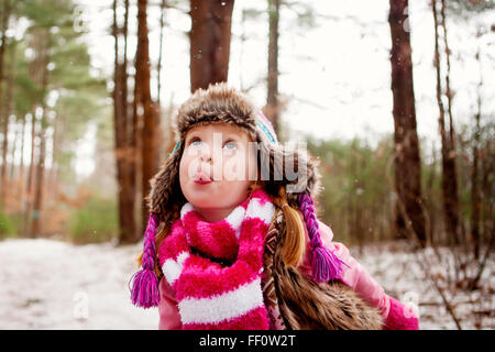 Ragazza caucasica la cattura di neve sulla linguetta Foto Stock