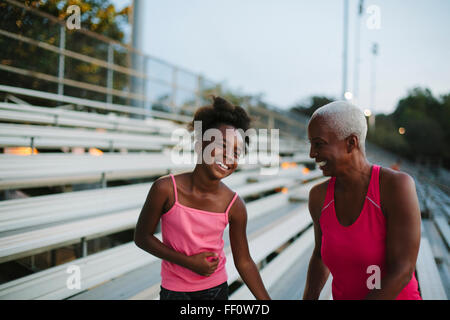 Nonna e nipote permanente sulla bleachers Foto Stock