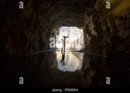 Caucasian madre e figlia giocando in grotta Foto Stock