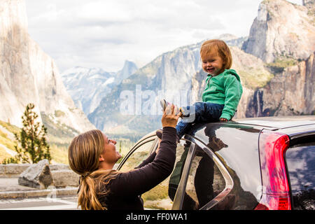 Caucasian madre e figlia nel Parco Nazionale di Yosemite in California, Stati Uniti Foto Stock