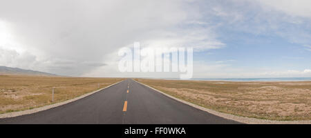 Strada vuota nel paesaggio rurale Foto Stock