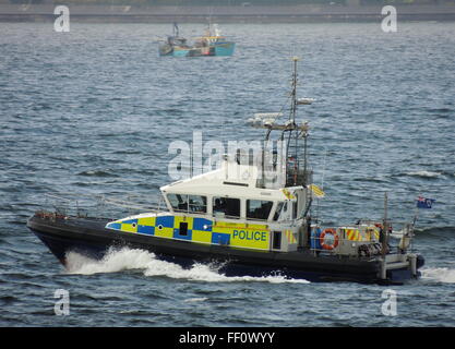 Il Ministero della difesa della polizia isola-class di lancio, Gigha, off Gourock durante l'inizio del guerriero comune 122. Foto Stock