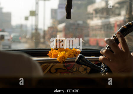 Vista dal sedile posteriore di un taxi in Mumbai, India. Foto Stock