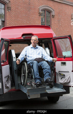 Uomo caucasico in sedia a rotelle accessibile in van Foto Stock