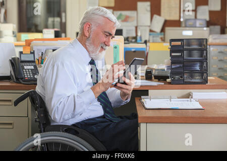 Imprenditore caucasico utilizzando digitale compressa in office Foto Stock