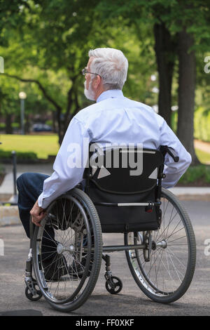 Imprenditore caucasico in sedia a rotelle all'aperto Foto Stock