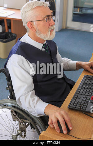 Imprenditore caucasico lavorare alla scrivania Foto Stock