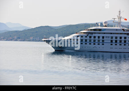 Le navi al di ancoraggio,Baia di Tivat,Montenegro,spiagge, baie tranquille,blu mare calmo,acque interne, Baia di Herceg Novi o sulla baia di Kotorska Foto Stock