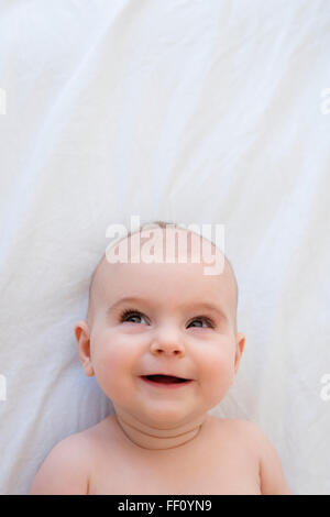 Caucasian Baby girl posa su una coperta Foto Stock