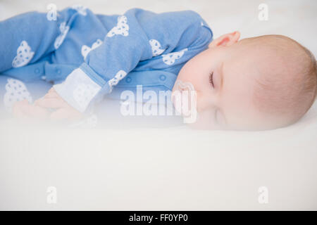 Caucasian Baby girl dormire sul letto Foto Stock