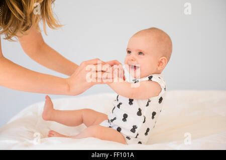 Caucasian il bambino e la madre figlia sul letto Foto Stock